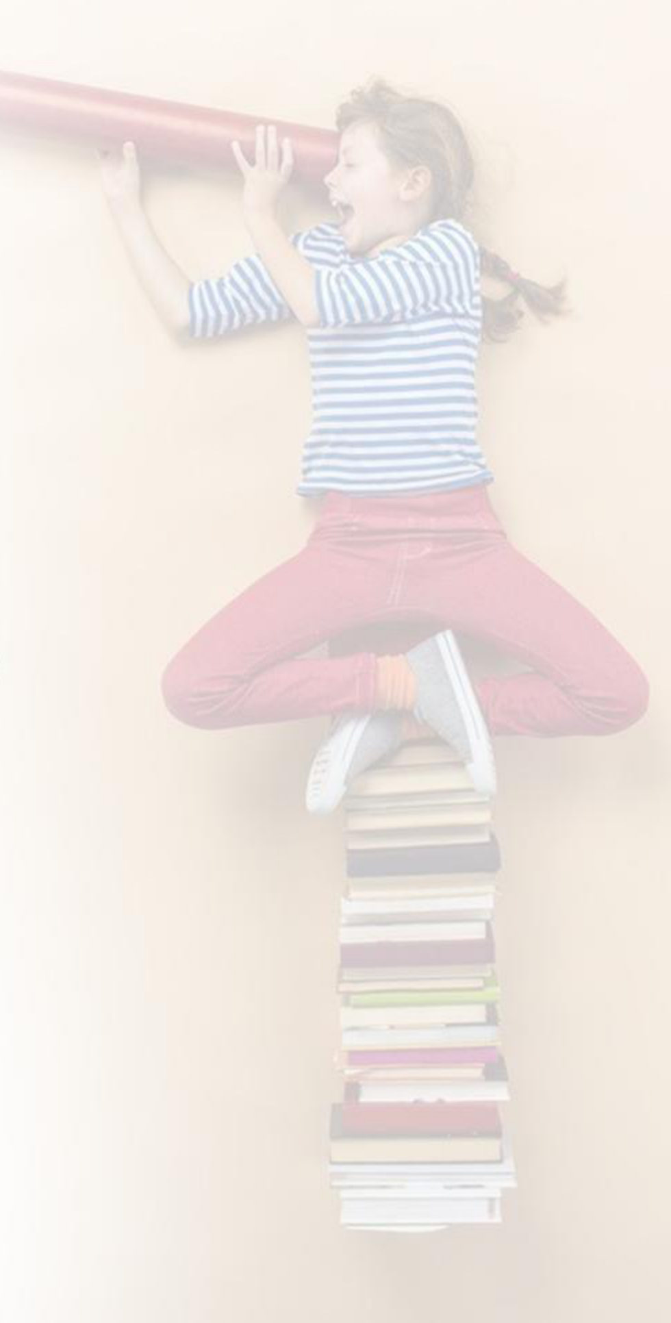Bambina che guarda lontano con un cannocchiale, seduta su una pila di libri