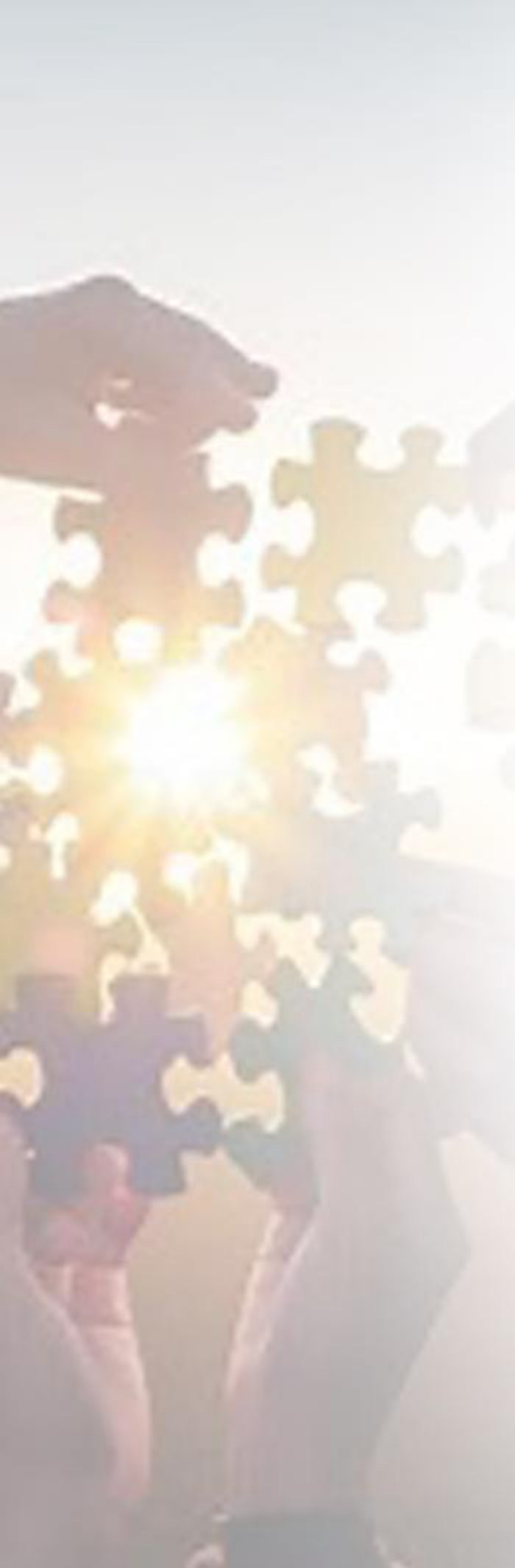 Mani che uniscono tessere di un puzzle controluce
